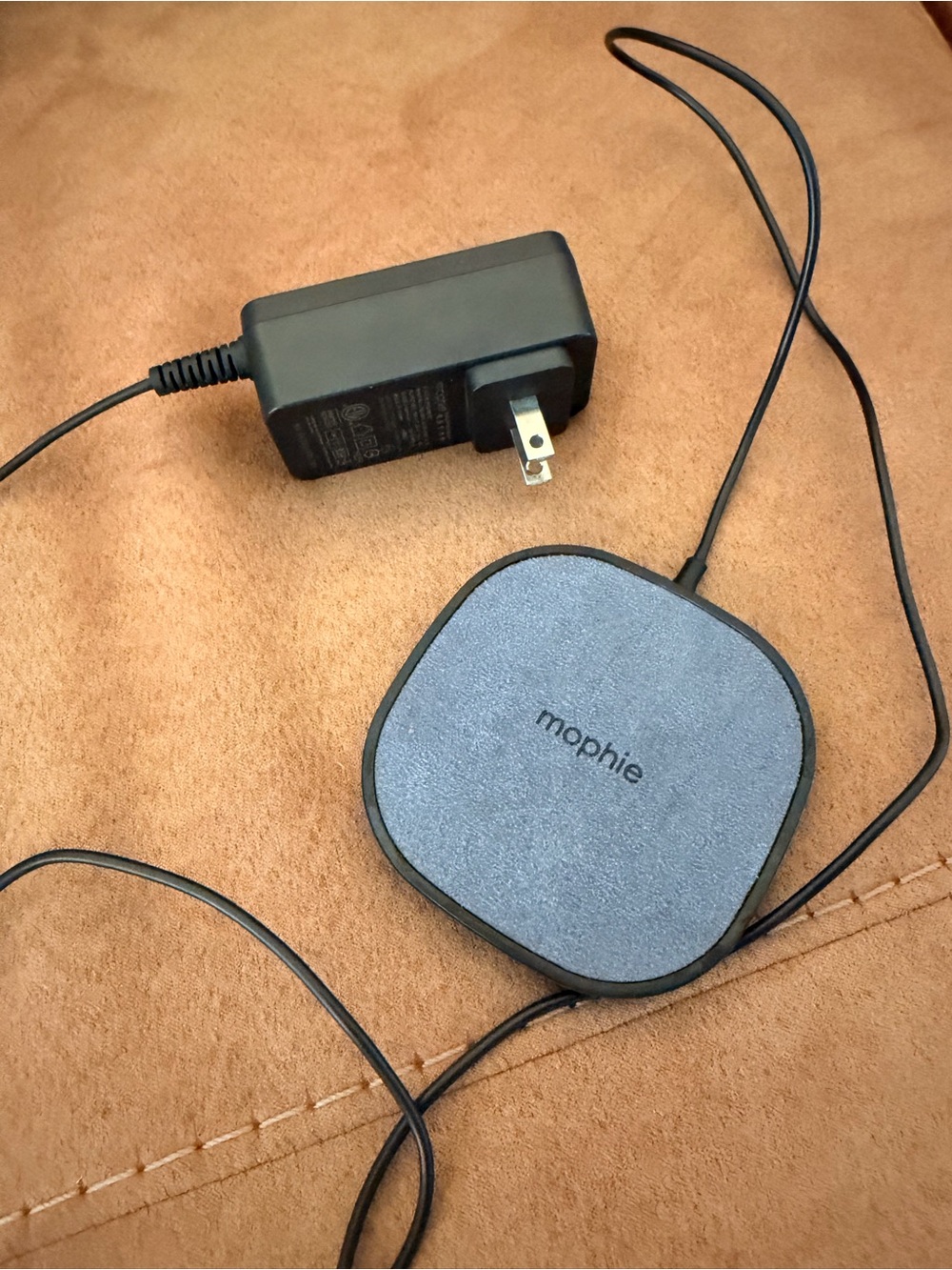 mophie 15W Black Wireless Charging Pad - Picture 2 of 4